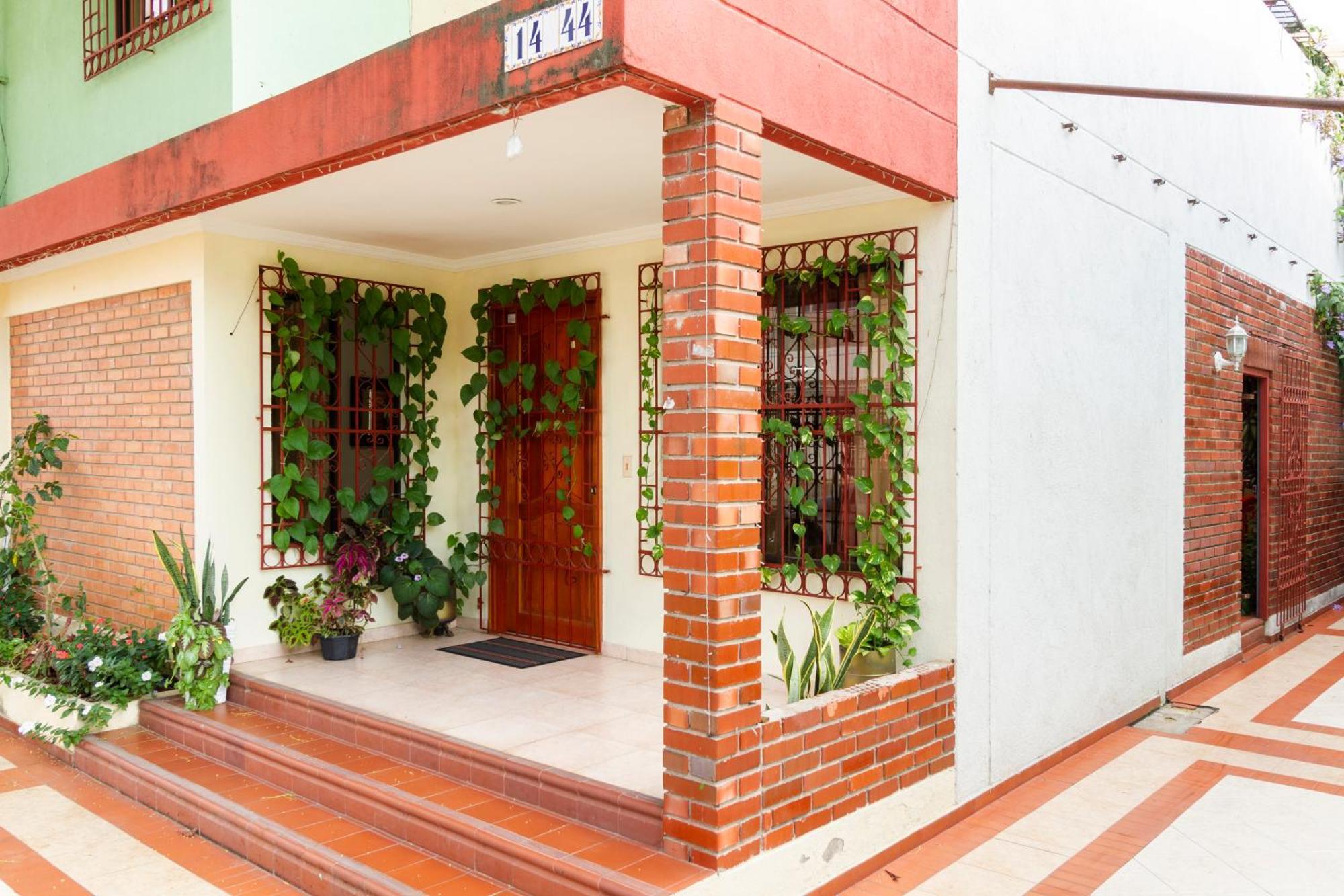 Hostal Cartagonova - Habitaciones Privadas Y Amplias Cerca A Zonas Turisticas Cartagena Exterior photo